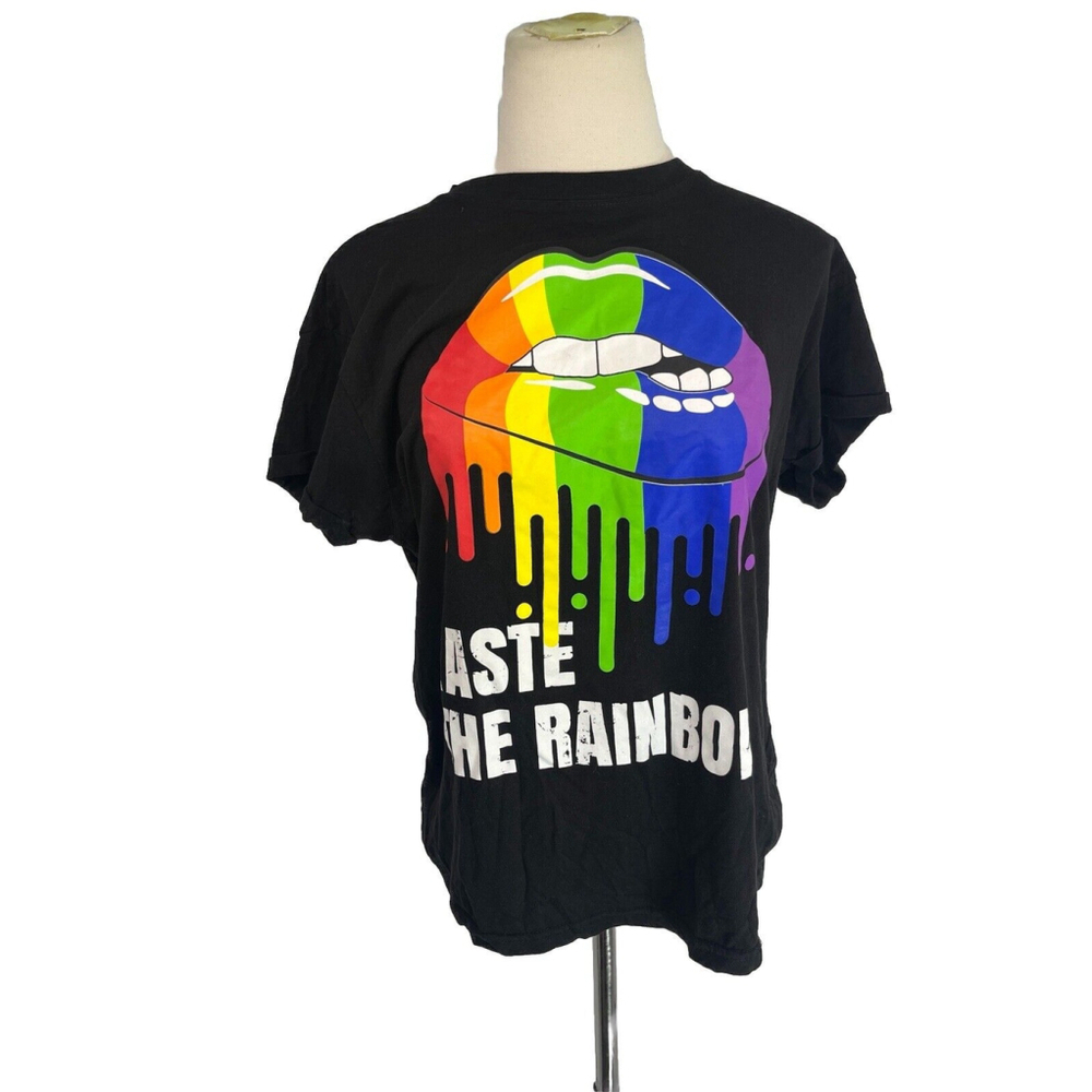 Taste The Rainbow Sexy Lips LGBT Pride Proud Gay Rainbow T-Shirt Size Large